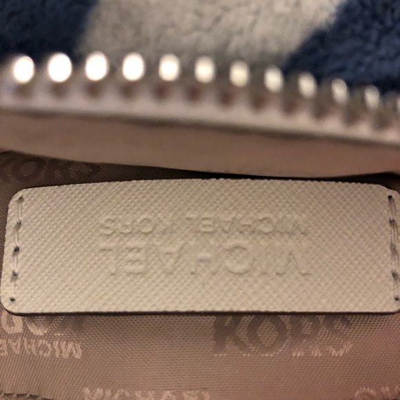 Authentic Michael Kors Crossbody Puse - Picture 3 of 4